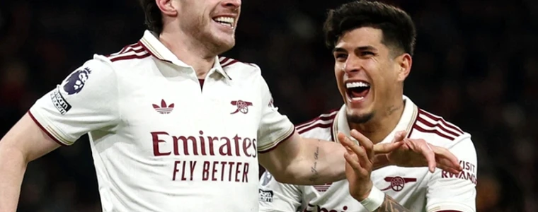 Cầu thủ Arsenal áo đỏ trắng và Manchester City áo xanh chờ ra sân cạnh chiếc cúp bạc tại sân vận động Cardiff trước trận Siêu cúp Anh 2026